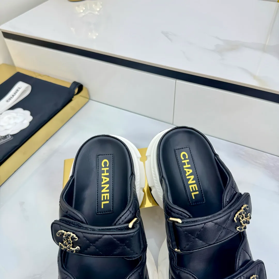 👟👟Ex-factory price 680👟👟 Top version... Chanel｜Chanel Xiaoxiang Velcro Beach Slippers Slippers Casual Beach Shoes 25ss Spring and Summer New Style! Beach shoes are a hit all over the internet! The latest model from the counter, I am still willing to buy it on my feet. It must be ranked among the most popular models. It is invincible in all seasons. Various bloggers and Internet celebrities can see the matching styles. Highly recommended. Pearlescent sheepskin upper, sheepskin lining, suede for the feet. Original open-molded TPU outsole size: 35-40 (customized for 40 and 41). Full set of original packaging 👉 👉